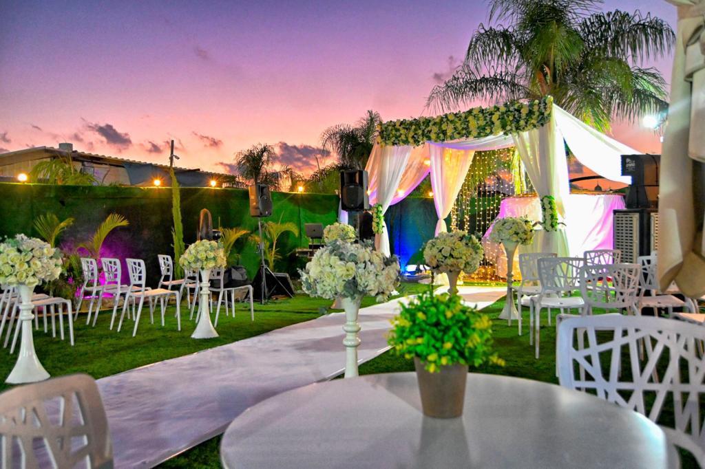 בחצר של אפריים מרכז  4  לופט לנד