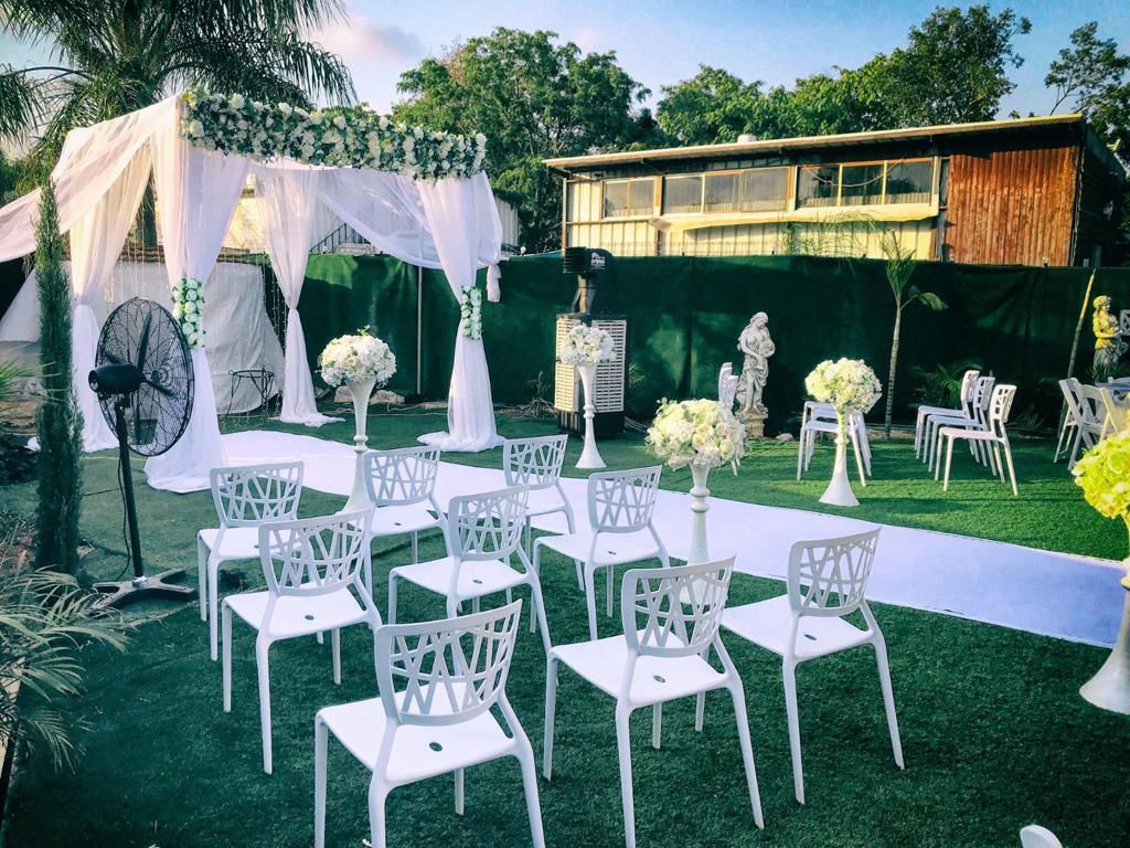 בחצר של אפריים מרכז  14  לופט לנד