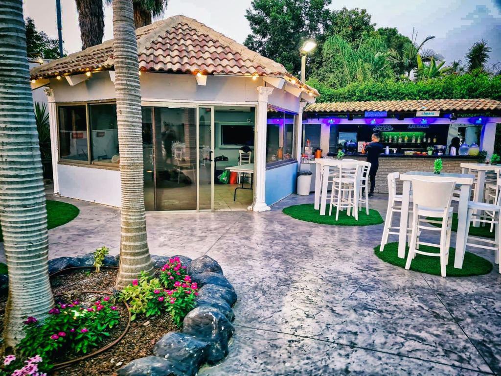 בחצר של אפריים מרכז  12  לופט לנד