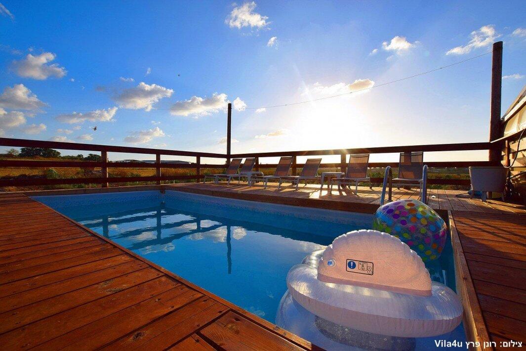 ליידיס פול מרכז  8  לופט לנד