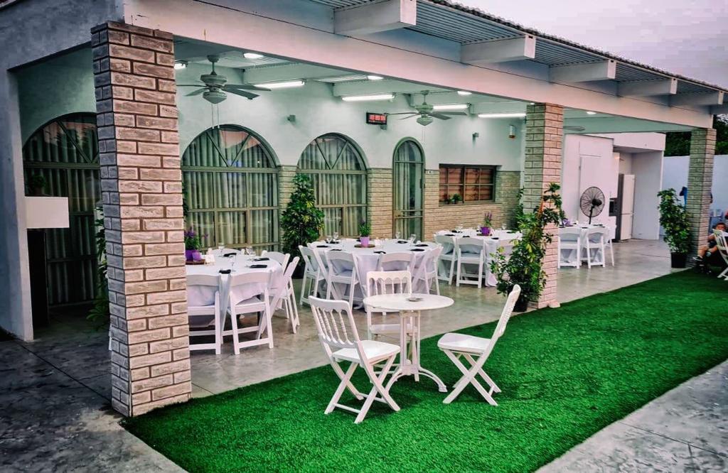 בחצר של אפריים מרכז  7  לופט לנד