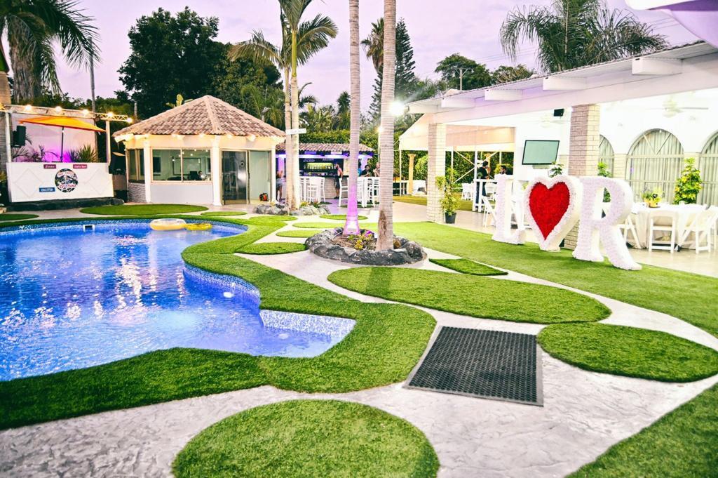 בחצר של אפריים מרכז  11  לופט לנד