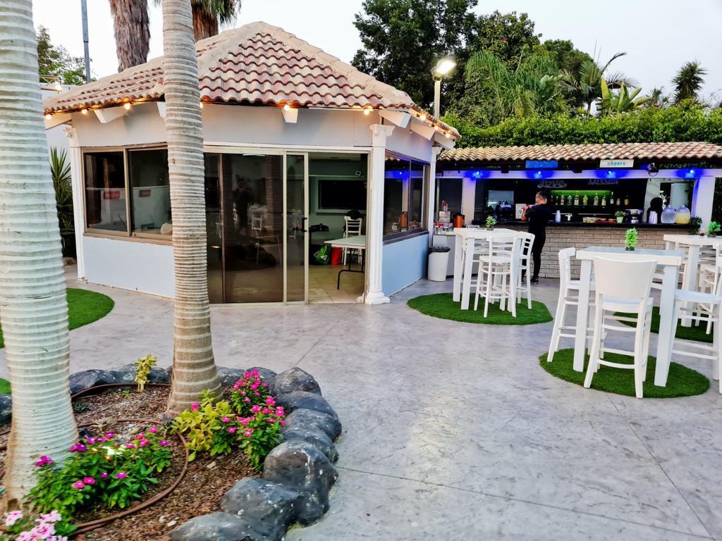 בחצר של אפריים מרכז  17  לופט לנד