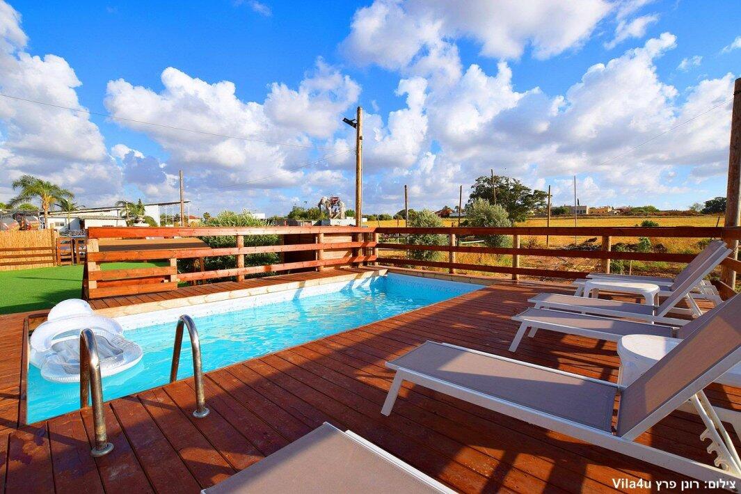 ליידיס פול מרכז  13  לופט לנד