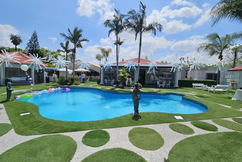 בחצר של אפריים מרכז  8  לופט לנד