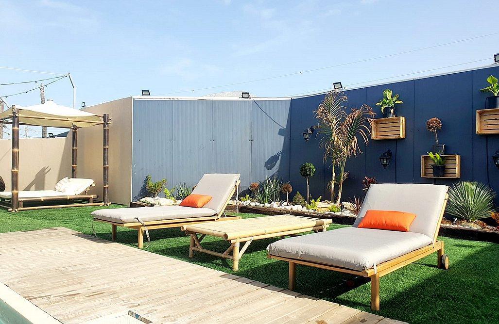 מתחם 531 איוונטס מרכז מתחם 531 איוונטס - מיטות שיזוף לצד הבריכה מתחם 531 איוונטס - מיטות שיזוף לצד הבריכה לופט לנד