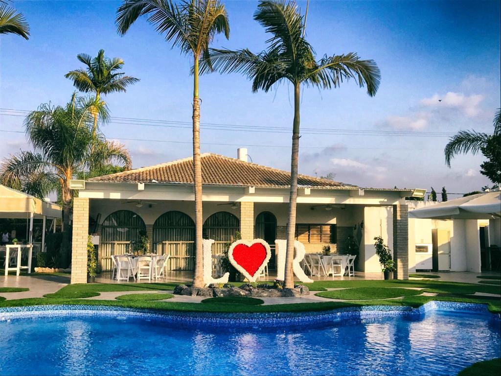 בחצר של אפריים מרכז  5  לופט לנד