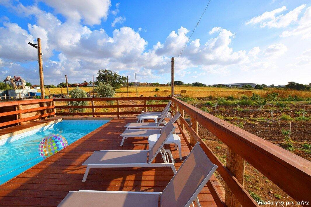 ליידיס פול מרכז  12  לופט לנד